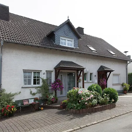 Attractive In Bettenfeld Wiith Garden And Bbq Apartamento