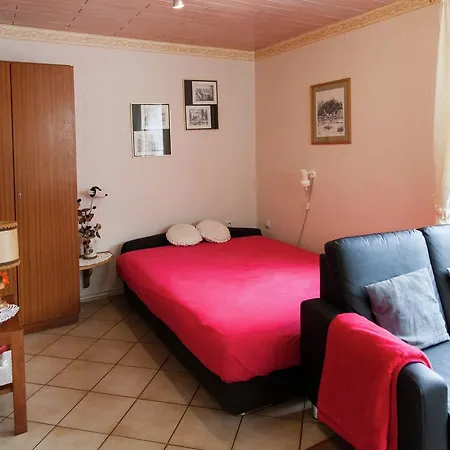 Apartamento Attractive In Bettenfeld Wiith Garden And Bbq Meerfeld